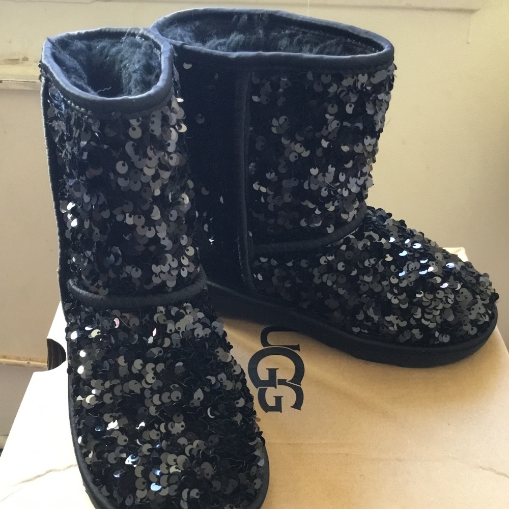 Like new uggs boots girls size 13